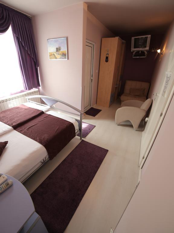 Hotel Zeneva Крагуєваць Номер фото