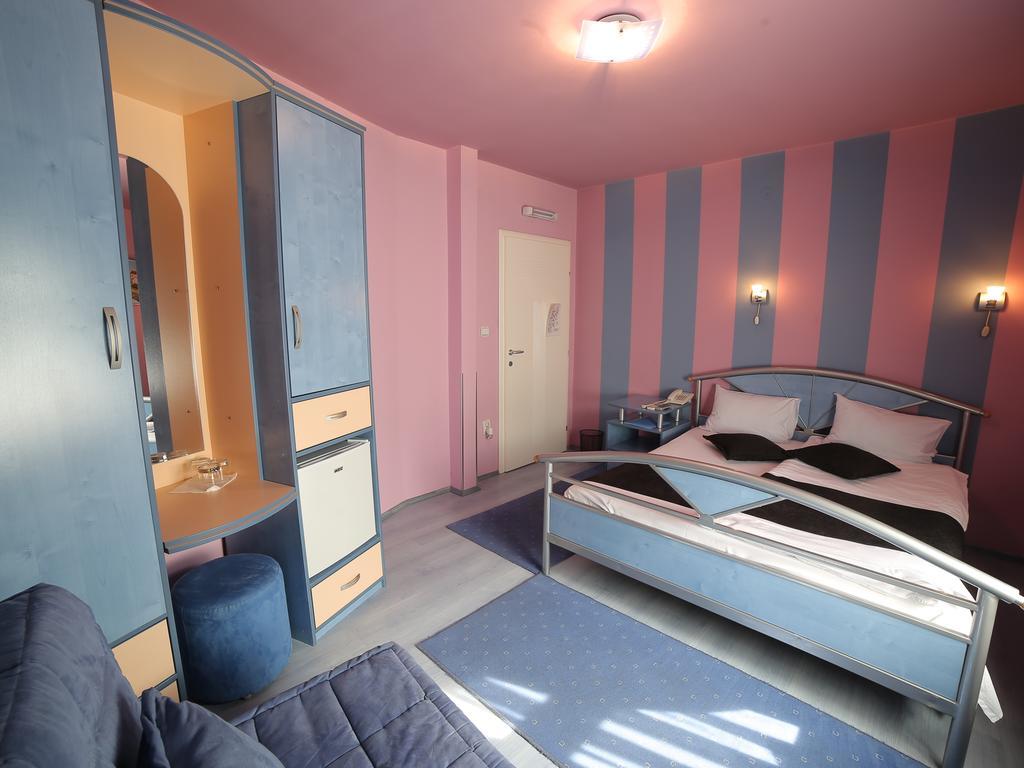 Hotel Zeneva Крагуєваць Номер фото