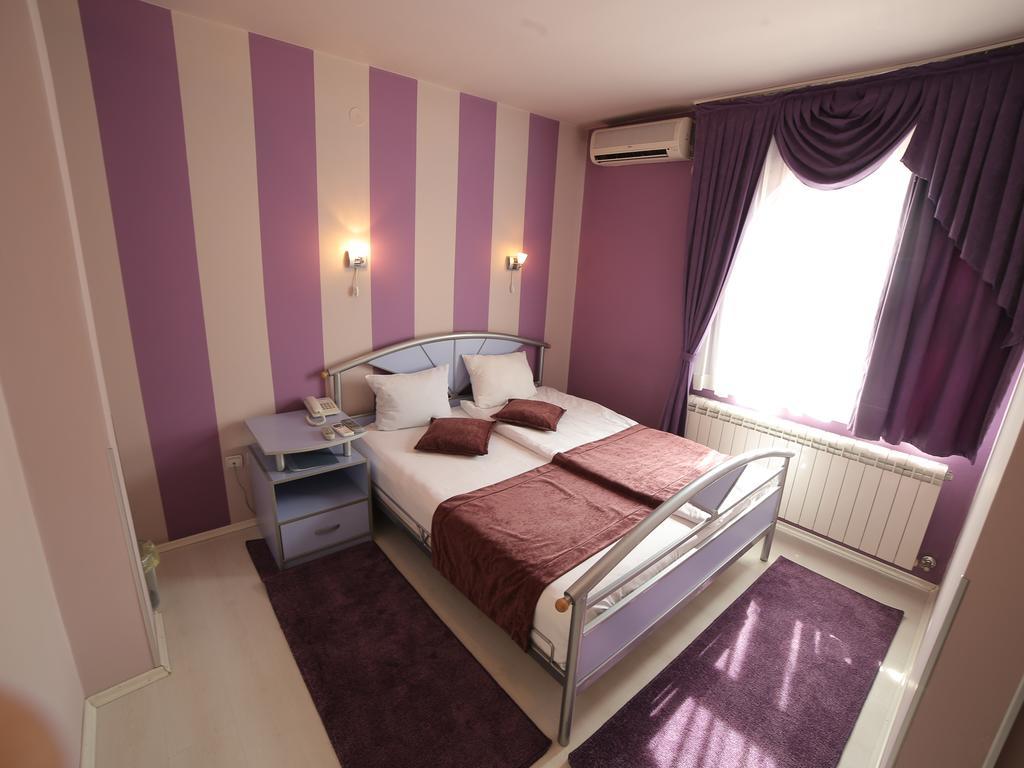 Hotel Zeneva Крагуєваць Номер фото
