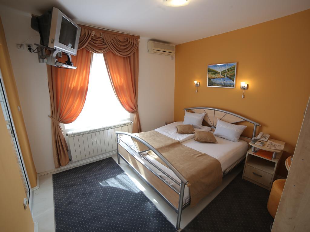 Hotel Zeneva Крагуєваць Номер фото