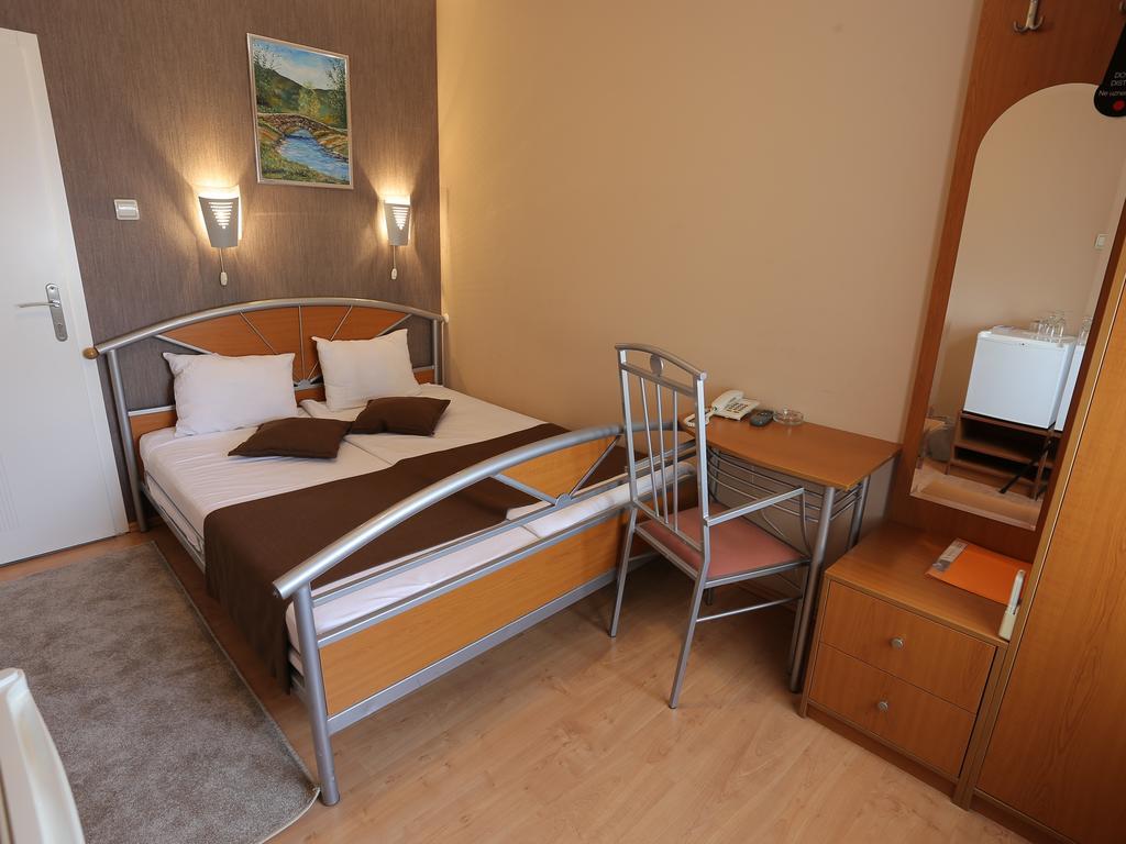 Hotel Zeneva Крагуєваць Екстер'єр фото